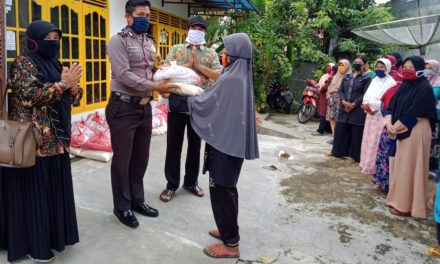 Sinergi TNI-POLRI dan Pemko Payakumbuh, 3 Pilar Kelurahan Balai Tonga Koto Berbagi Sembako Kepada Warga Miskin