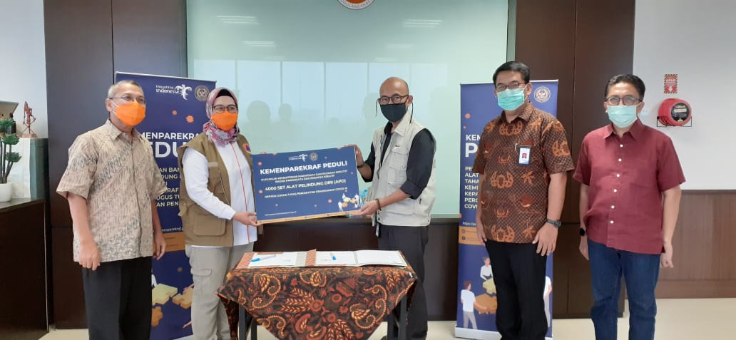 Kemenparekraf Kembali Sumbang APD Penanganan COVID – 19