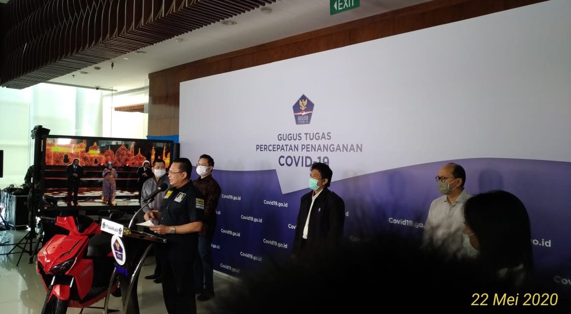 HADAPI DENGAN SENYUMAN