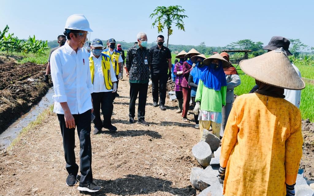 Presiden Jokowi Tinjau Proyek Padat Karya di Batang