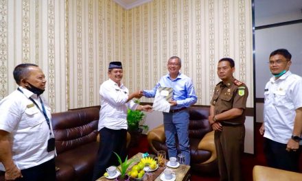 Wako Riza Terima Dua Sertifikat Tanah, Satu Dihibahkan Ke Kejaksaan Negeri Kota Payakumbuh