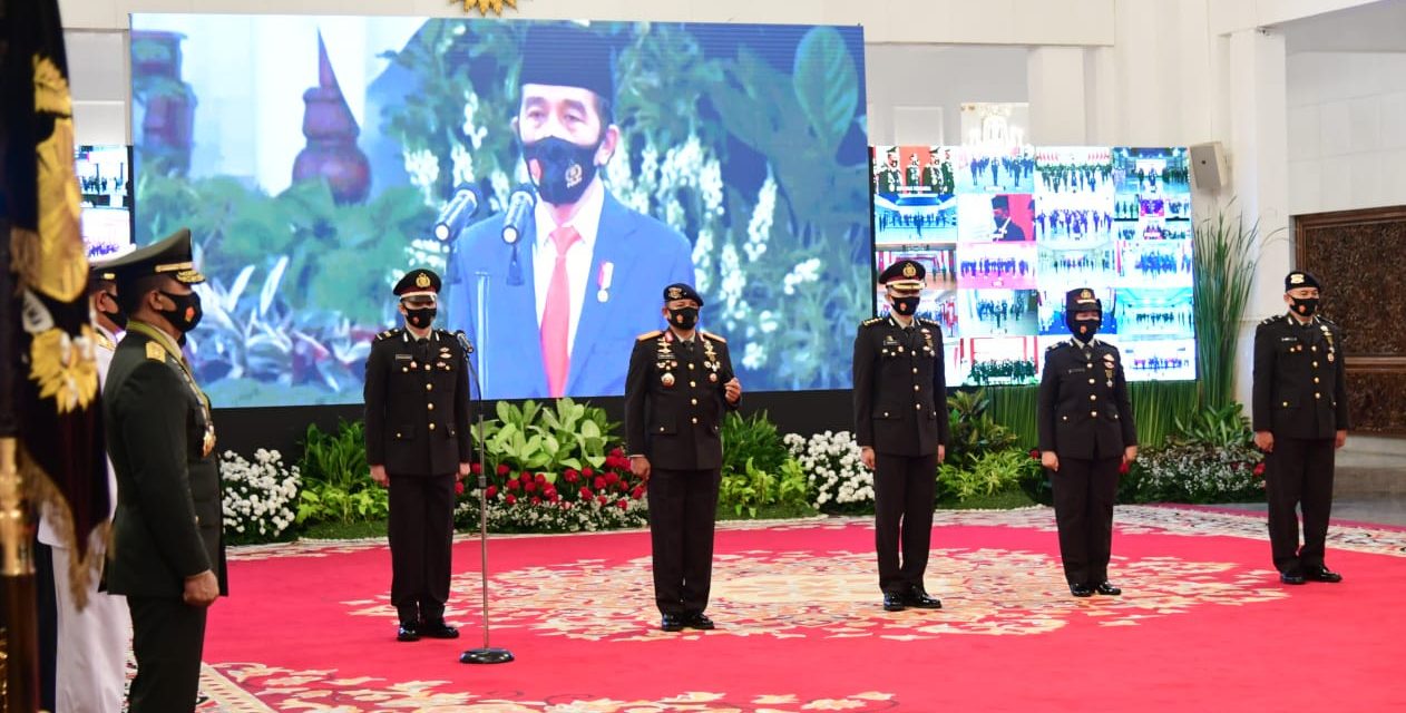 Pimpin Peringatan ke-74 Hari Bhayangkara, Presiden Anugerahkan Tanda Kehormatan