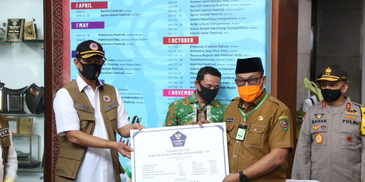 Kunjungan Kerja ke Ambon, Doni Monardo Titip Pesan Kearifan Lokal dan Serahkan Bantuan untuk Tangani COVID-19
