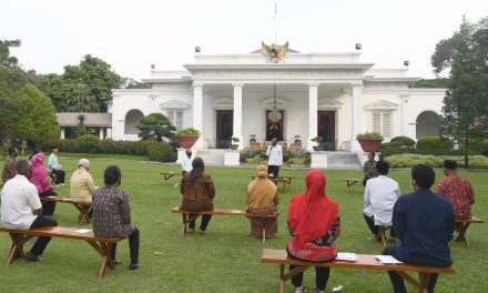 Presiden Jokowi Serahkan Bantuan Modal Kerja bagi Pelaku Usaha Mikro dan Kecil