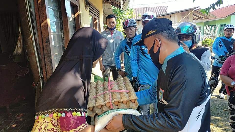 SENYUM JUM’AT Di Payakumbuh Barat, Warga Ibuh Kebagian Sembako Dari Camat