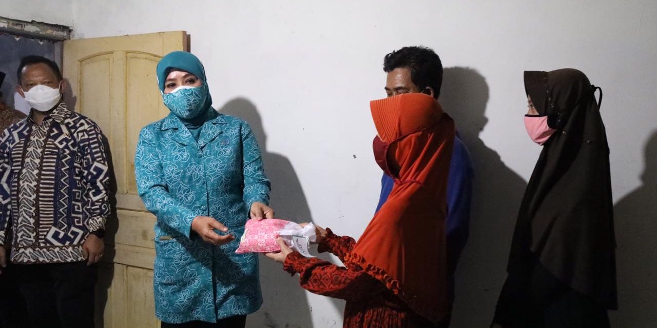 Blusukan Ke Indramayu, Ketua TP-PKK Dan Seluruh Kader TP-PKK Pusat Melakukan Terobosan Bagikan 2,5 Juta Masker