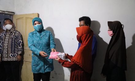 Blusukan Ke Indramayu, Ketua TP-PKK Dan Seluruh Kader TP-PKK Pusat Melakukan Terobosan Bagikan 2,5 Juta Masker