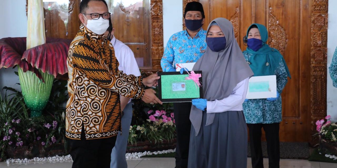 Mendagri Konsisten Hadir Langsung ke Daerah yang Terima Tantangan Bagikan Satu Juta Masker