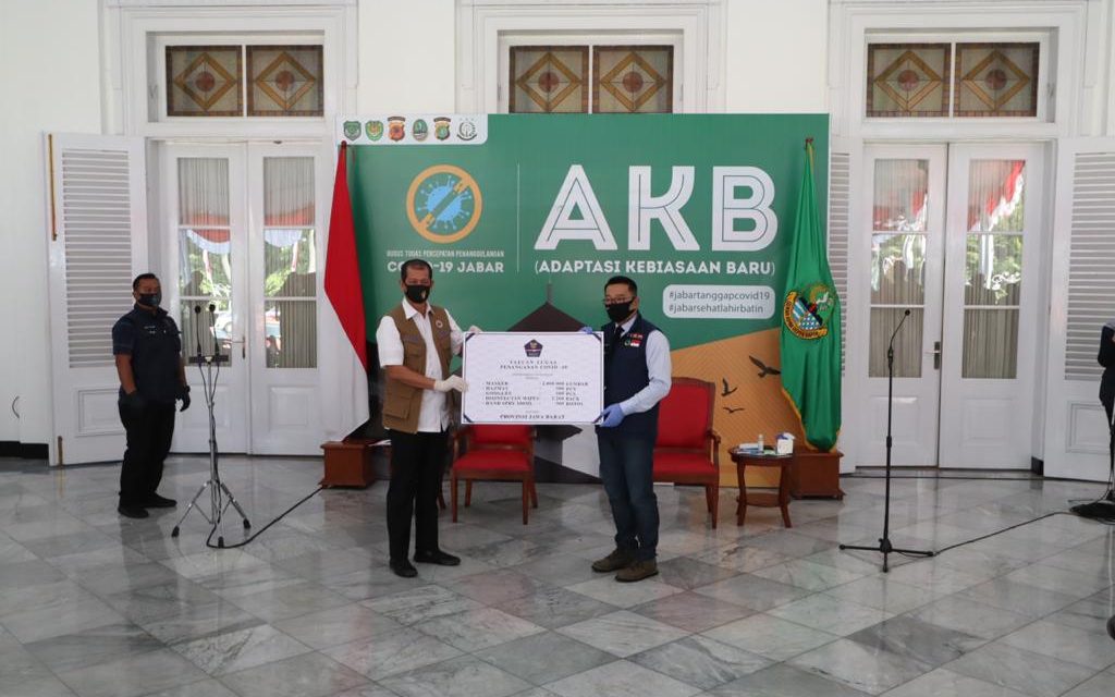 Ketua Satgas Nasional Serahkan Bantuan Alat Kesehatan Penanganan COVID-19