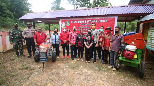 Tanam Padi 3 Kali Dalam Setahun, Bupati Landak Langsung Berikan Hadiah Alsintan