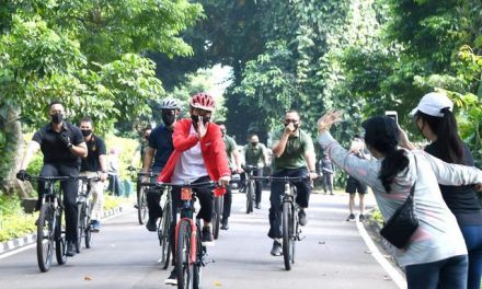 Presiden Bersepeda dan Bagikan Masker di Kebun Raya Bogor