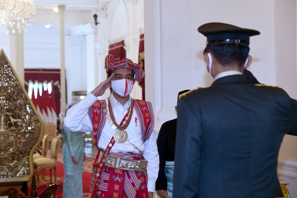 Presiden Jokowi Berbaju Adat NTT Saat Pimpin Upacara di Istana Merdeka