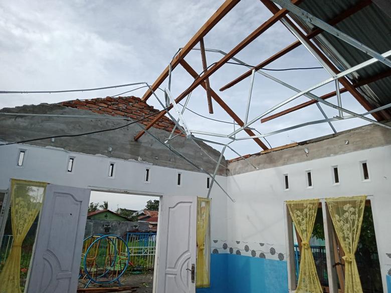 Angin Puting Beliung Terjang Tiga Kecamatan Di Kota Medan, Ratusan Rumah Warga Rusak