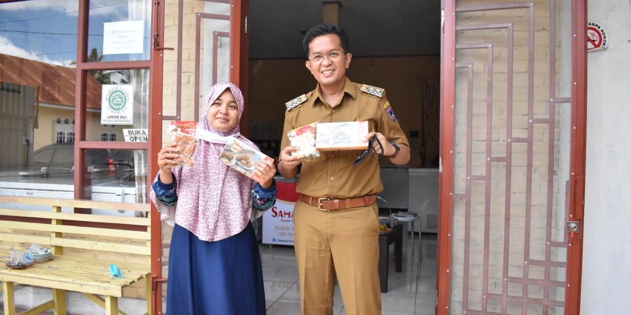 Wakil Wali Kota Payakumbuh Erwin Yunaz memberikan apresiasi kepada IKM Samara Frozen Food