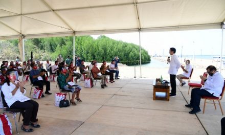 Beri BMK untuk Pelaku Usaha Kecil di Labuan Bajo, Presiden: Jangan Pernah Menyerah dan Tetap Semangat