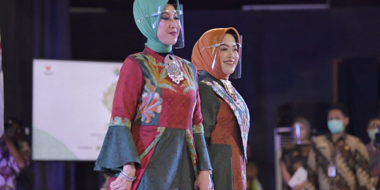 Saat Ibu Menteri dan Pejabat Kemendes PDTT Berjalan di Catwalk