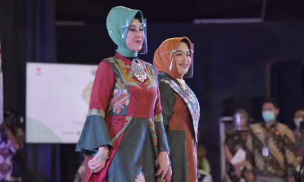 Saat Ibu Menteri dan Pejabat Kemendes PDTT Berjalan di Catwalk