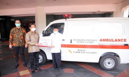 Mendagri Serahkan Bantuan Ambulans untuk Pondok Pesantren Khas Kempek Cirebon