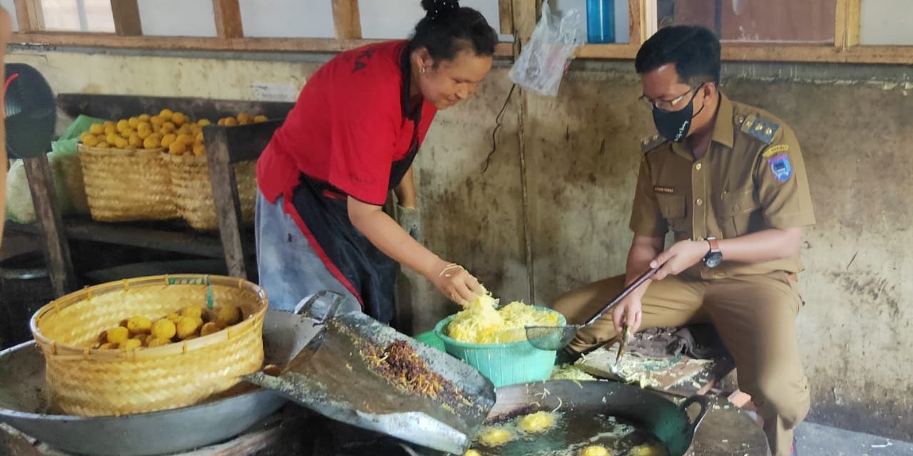 Kunjungi Rumah Produksi Sanjai Oviga, Erwin Yunaz:”UKM harus memiliki Terobosan Baru”