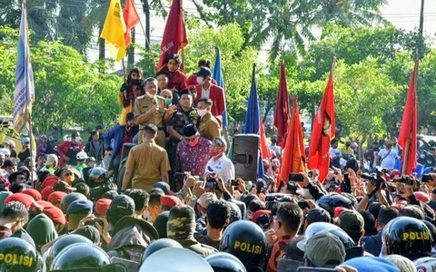 Nurdin Abdullah Tenangkan Massa Aksi dengan Penjelasan Sejuk Tentang UU Omnibus Law