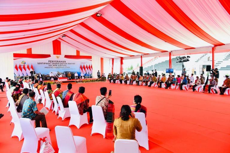 Presiden Jokowi Serahkan 22.007 Sertifikat Hak Atas Tanah di Humbang Hasundutan