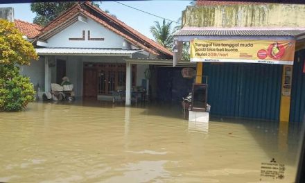 Pengungsi Banjir Cilacap Bertambah, Dua Warga Terjangkit COVID-19 Dievakuasi ke Rumah Sakit