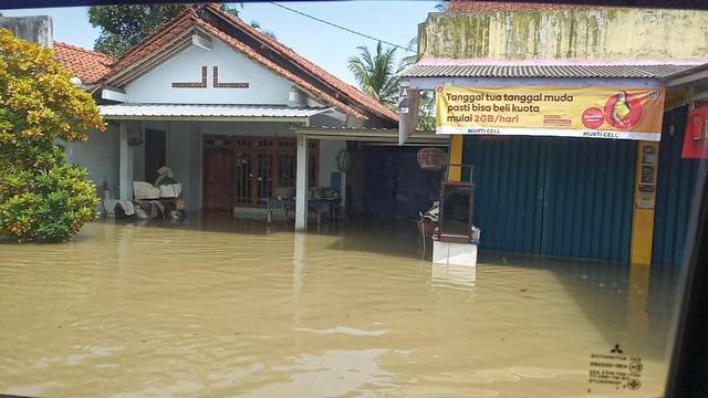 Pengungsi Banjir Cilacap Bertambah, Dua Warga Terjangkit COVID-19 Dievakuasi ke Rumah Sakit