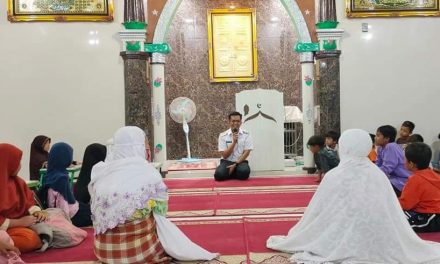 Wakil Wali Kota Payakumbuh Erwin Yunaz Sapa Anak-Anak Mengaji Di Masjid Makmur NDB