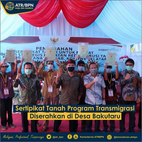 Sertipikat Tanah Program Transmigrasi Diserahkan di Desa Bakutaru