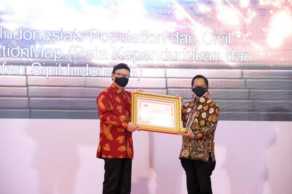 Kemendagri Raih Penghargaan Top 45 Inovasi Pelayanan Publik dan Kompetisi Pengelolaan Pengaduan Pelayanan Publik Tahun 2020 dari Kemenpan RB