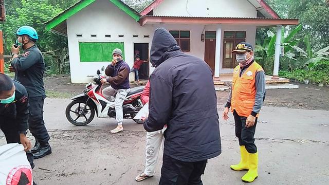 [Update] – Sebanyak 550 warga Mengungsi Saat Gunung Semeru Luncurkan Awan Panas