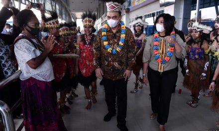 Wamendes Budi Arie Bertolak ke Papua Barat, Mengajak Masyarakat Desa Bangkit Bersama