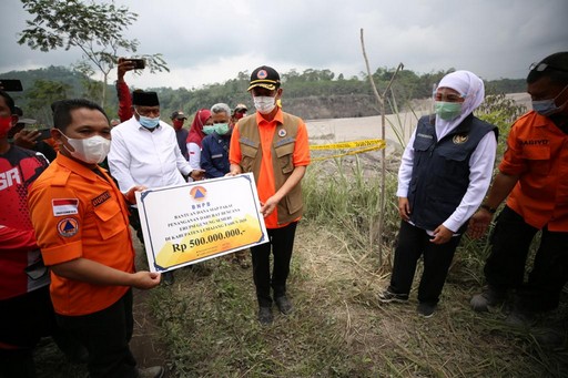 Tinjau Penanganan Erupsi Gunung Semeru, Kepala BNPB Serahkan Bantuan 500 Juta