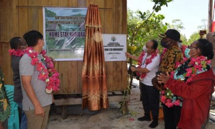 Dukung Pengembangan Desa Wisata, Wamendes PDTT Resmikan Home Stay di Raja Ampat