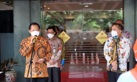 Menteri Dalam Negeri Serahkan Bantuan Alat Kesehatan kepada Sejumlah Rumah Sakit