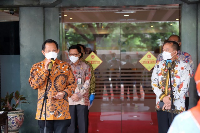 Menteri Dalam Negeri Serahkan Bantuan Alat Kesehatan kepada Sejumlah Rumah Sakit