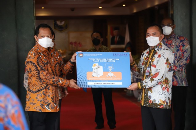 Mendagri Serahkan Bantuan Alkes ke Beberapa RS dan Puskesmas