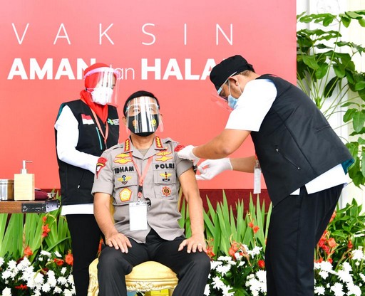 Panglima TNI dan Kapolri Ikuti Vaksinasi Perdana Bersama Presiden
