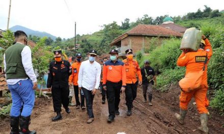 BNPB dan Komisi VIII DPR RI Tinjau Longsor Sumedang