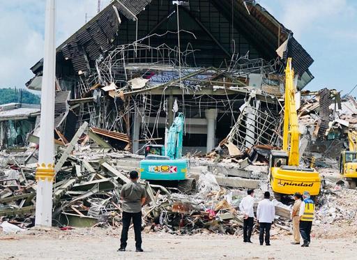 Presiden Tinjau Kantor Gubernur Sulawesi Barat yang Terdampak Gempa