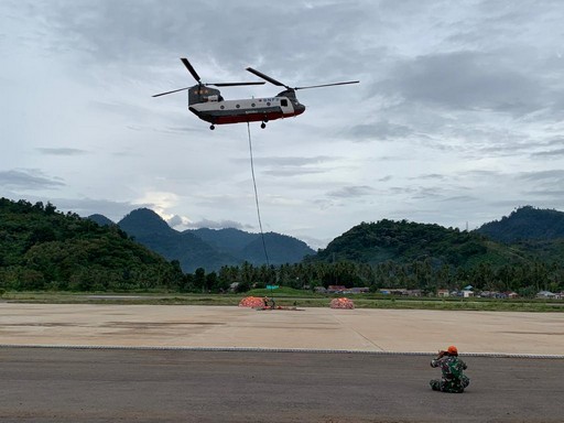 Chinook BNPB Daratkan 8 Ton Bantuan Menuju Dua Desa Terdampak Gempa Sulbar