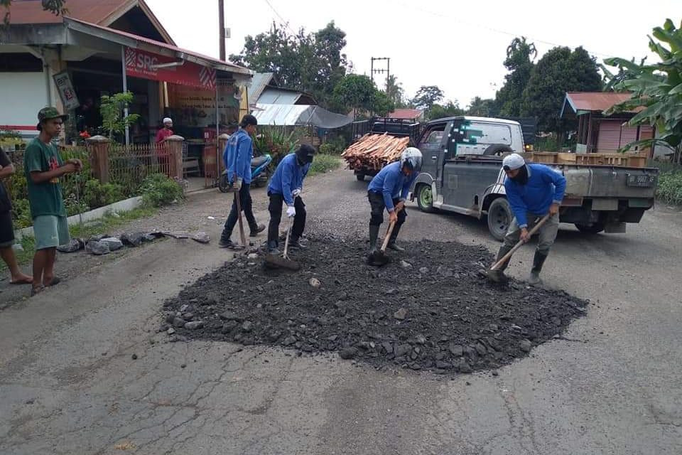 Jalan Di OTS Berlobang Akibat Dilalui Mobil Bertonase Berat, Riza Falepi Usulkan Ruas Jalan Nasional Di Cor