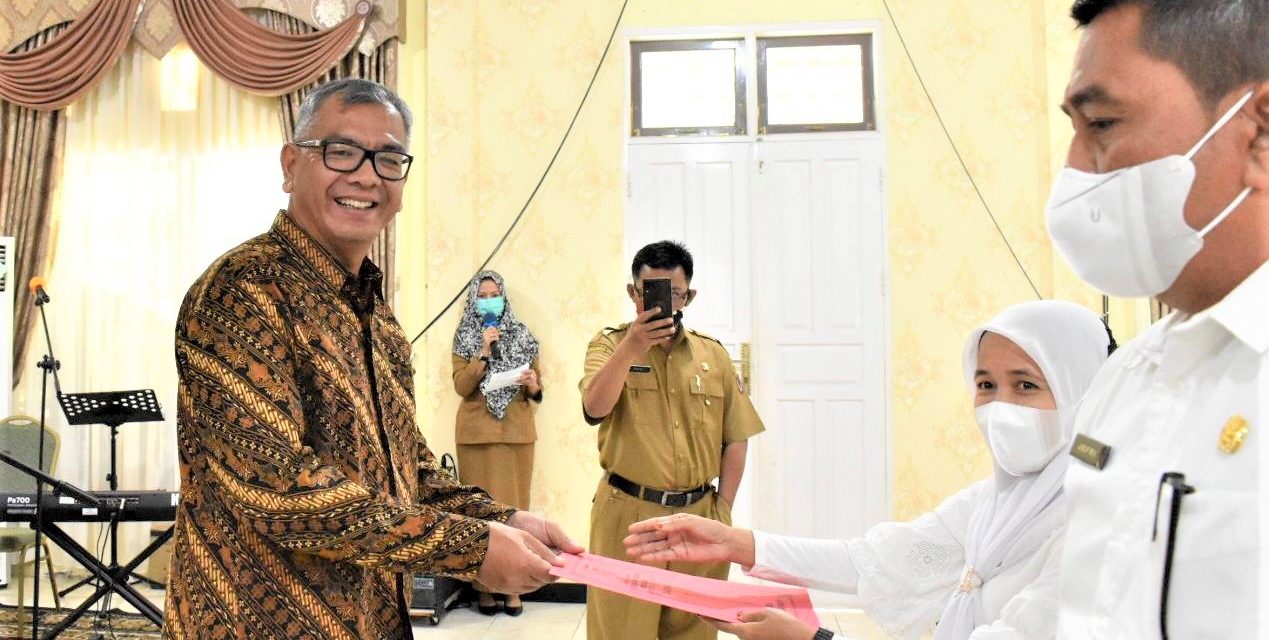 Wali Kota Payakumbuh Serahkan Surat Keputusan (SK) Pegawai Pemerintah Dengan Perjanjian Kerja (PPPK) Kepada 23 Orang