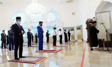 Presiden Jokowi dan PM Muhyiddin Yassin Tunaikan Salat Jumat di Masjid Baiturrahim