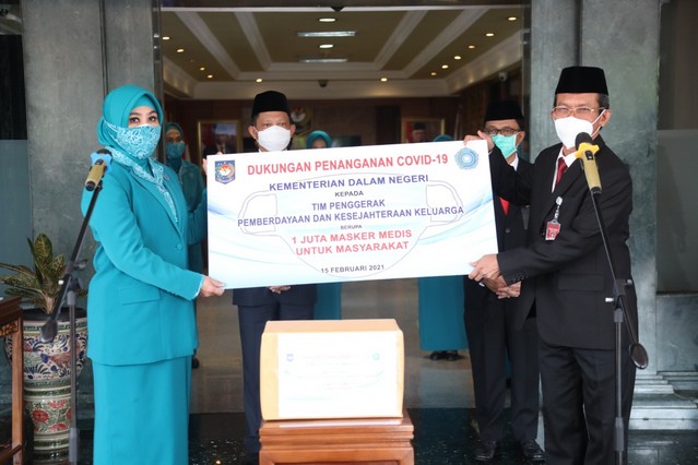 Terima Bantuan 1 Juta Masker, Ketua Umum TP PKK Akan Distribusikan ke Masyarakat