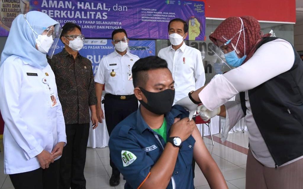 Presiden Jokowi Sidak Vaksinasi Massal Pedagang di Pasar Tanah Abang