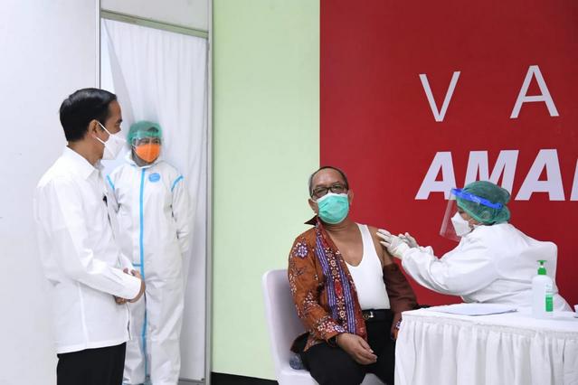Presiden Tinjau Vaksinasi Massal Tenaga Pendidik dan Kependidikan di SMAN 70 Jakarta