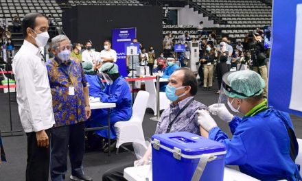 Tinjau Vaksinasi bagi Wartawan, Presiden: Semoga Dapat Berikan Perlindungan bagi Awak Media