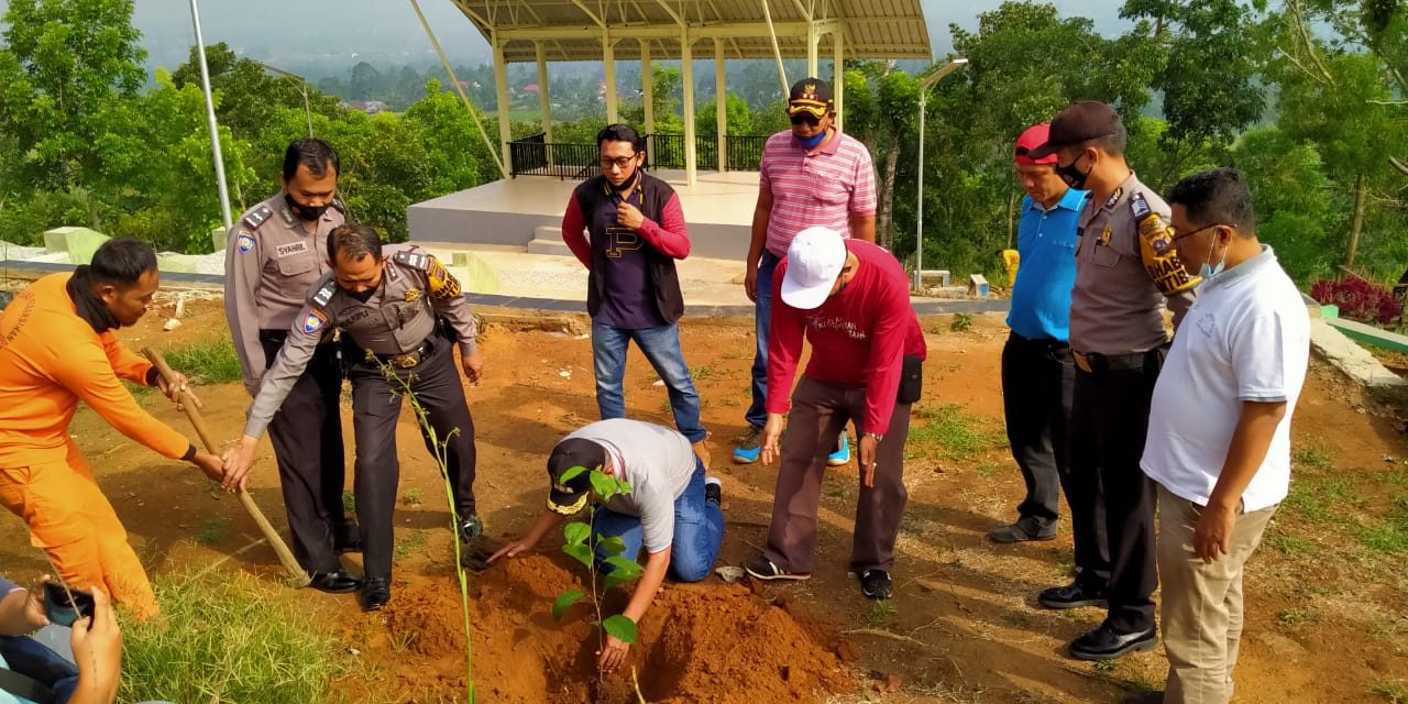 Camat Payakumbuh Selatan Tanam Pohon Bersama Dalam Rangkaian HPSN Tahun 2021