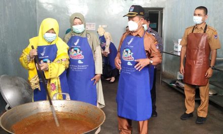 Anggota DPR RI Nevi Zuairina Mencoba Mengaduk Randang Di Sentra IKM Randang Payakumbuh